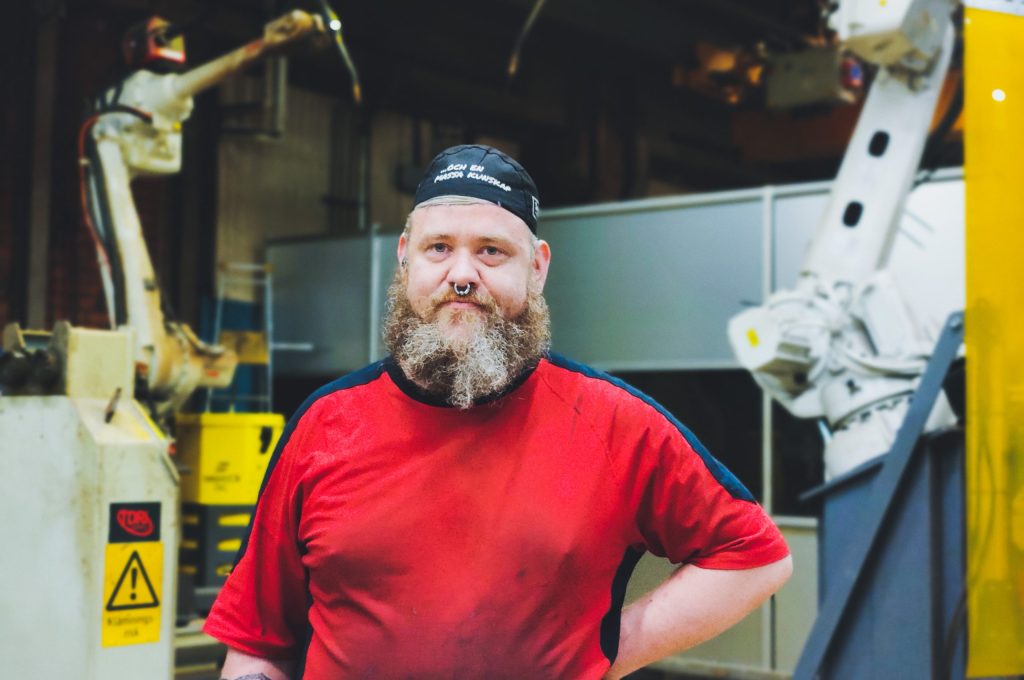 zetterbergs-christoffer Anställd framför Zetterbergs robotcell.